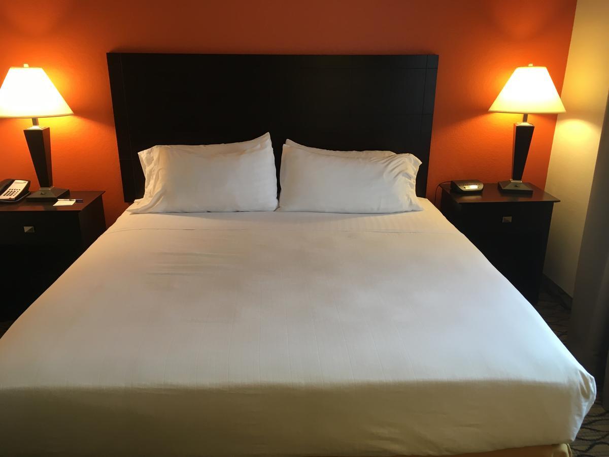 Holiday Inn Express Hotel & Suites Cadillac By Ihg Εξωτερικό φωτογραφία