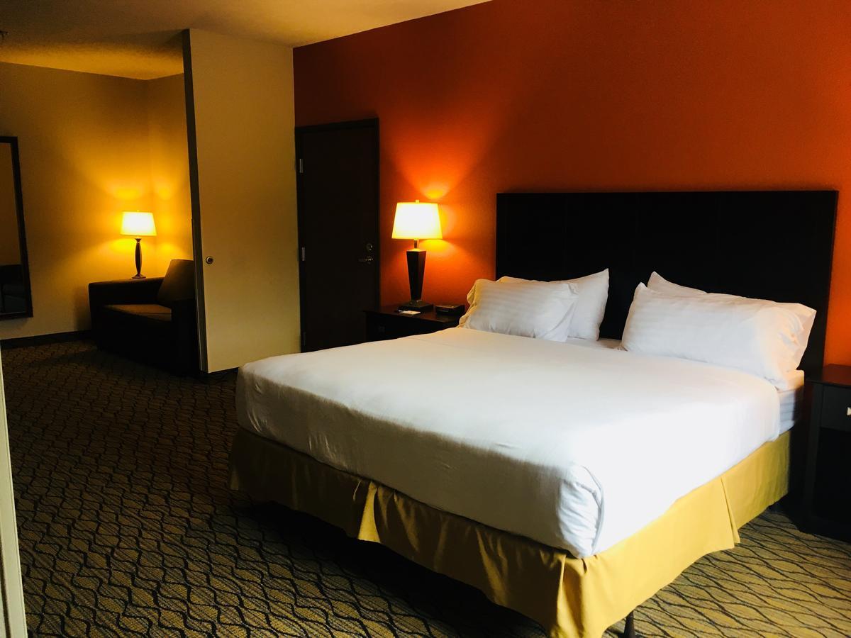 Holiday Inn Express Hotel & Suites Cadillac By Ihg Εξωτερικό φωτογραφία