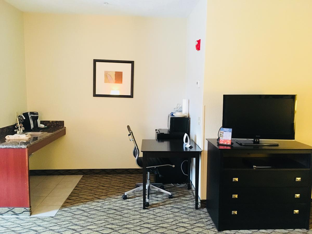 Holiday Inn Express Hotel & Suites Cadillac By Ihg Εξωτερικό φωτογραφία